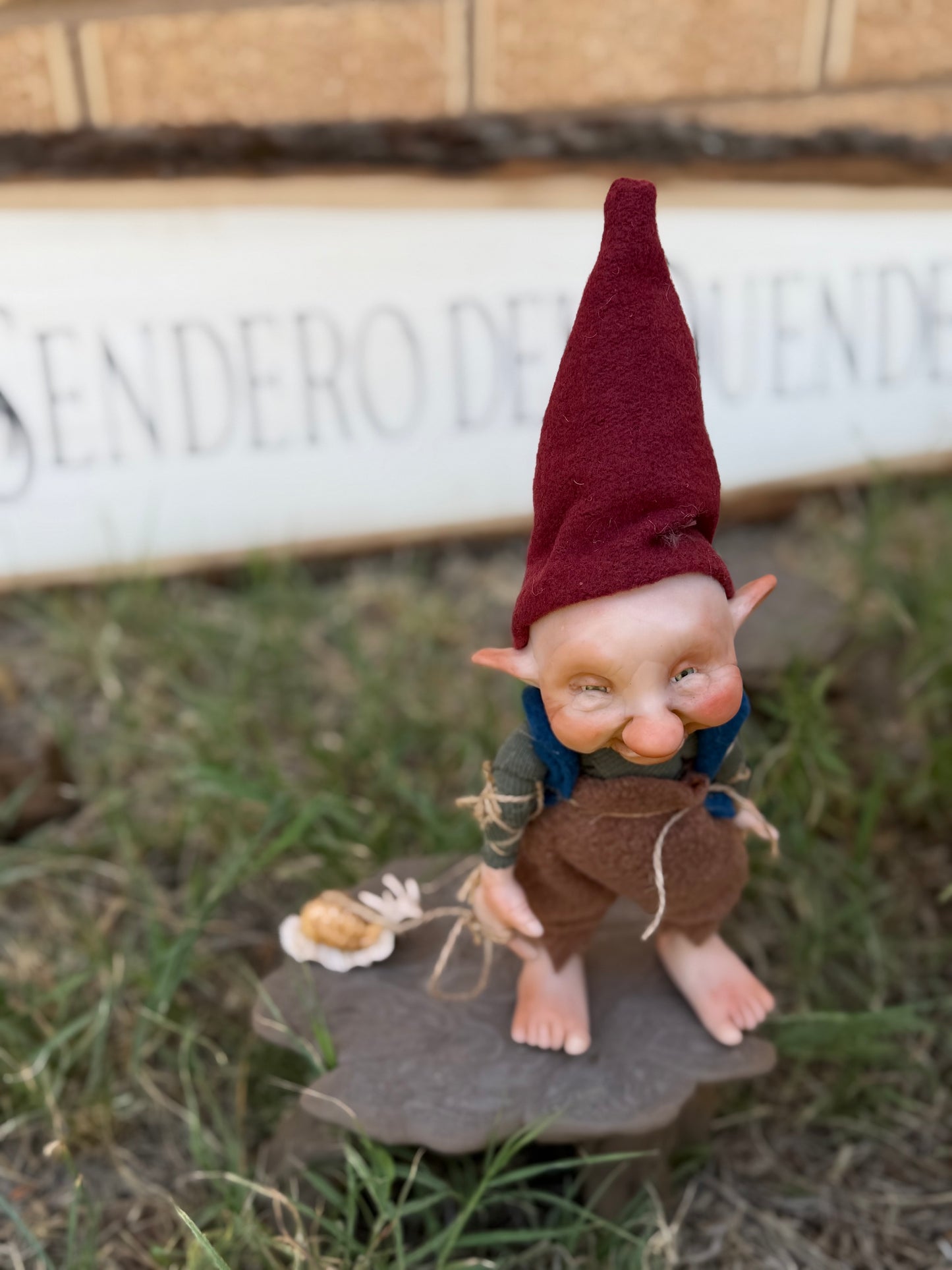 Duende con mascota caracol. Duende artesanal articulado, figura de duende del bosque, muñeco artesanal coleccionable. Mide aproximadamente 25 cm. Modelo 31