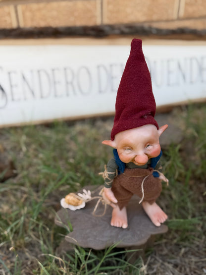 Duende con mascota caracol. Duende artesanal articulado, figura de duende del bosque, muñeco artesanal coleccionable. Mide aproximadamente 25 cm. Modelo 31