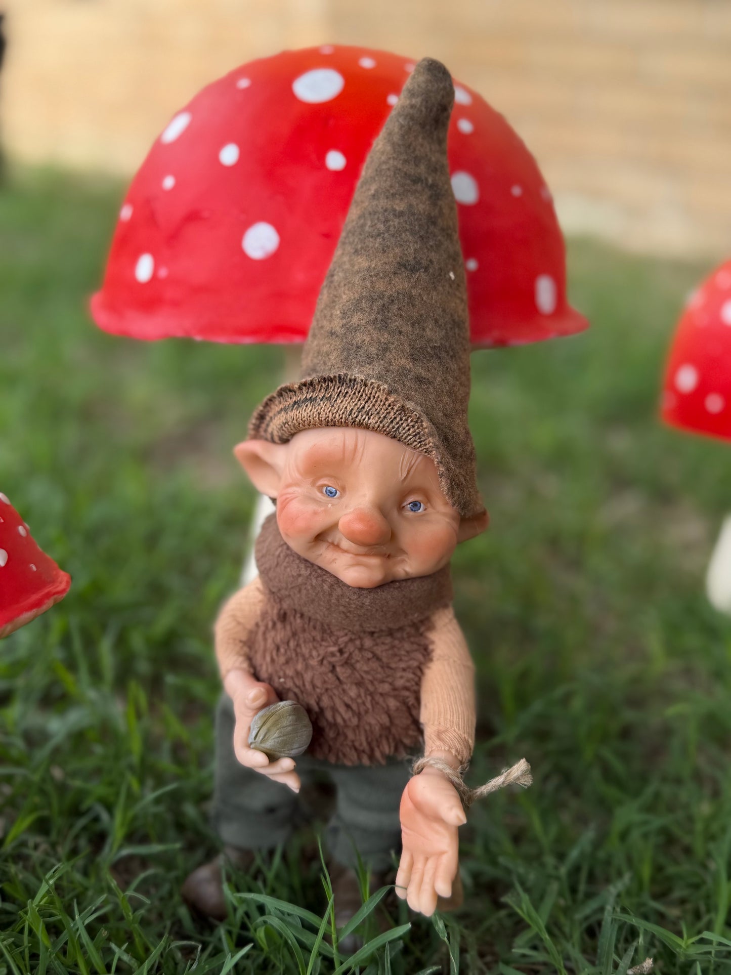 Duende artesanal articulado, figura de duende del bosque, muñeco artesanal coleccionable. Mide aproximadamente 25 cm.
