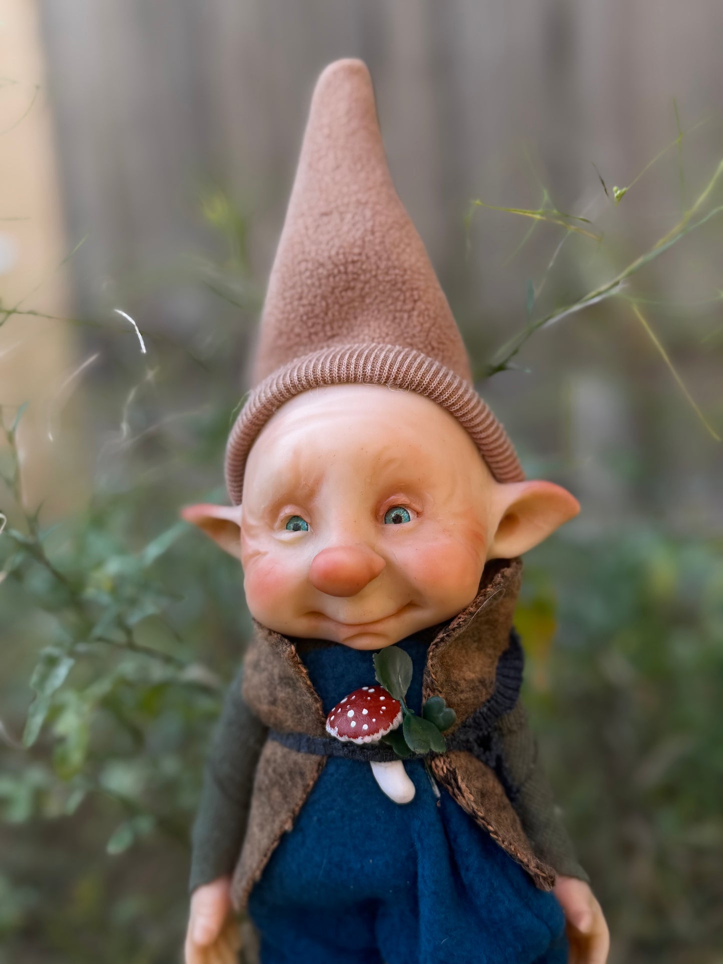 Duende artesanal articulado, figura de duende del bosque, muñeco artesanal coleccionable. Mide aproximadamente 25 cm. Modelo 13