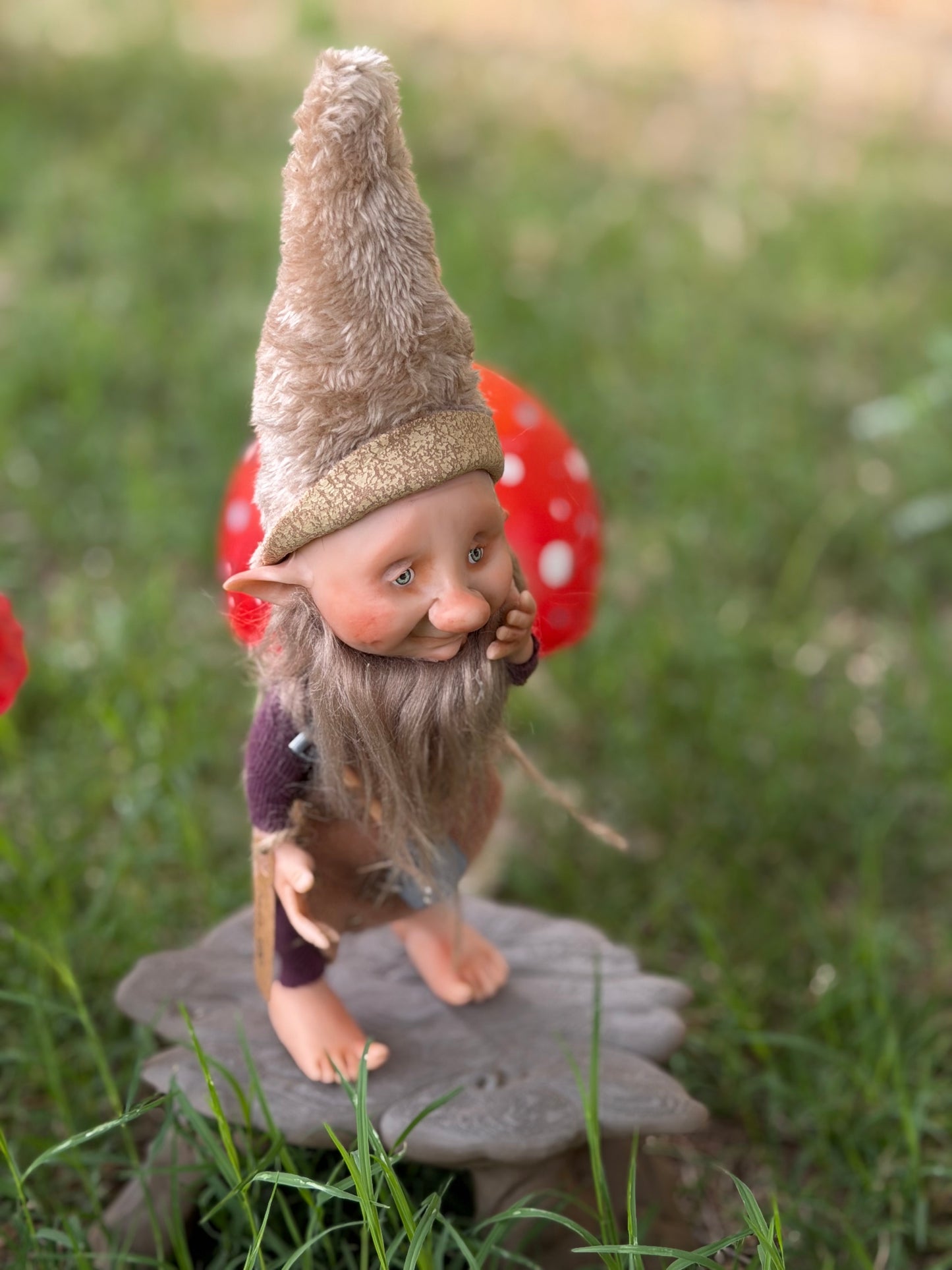 Duende artesanal articulado, figura de duende del bosque, muñeco artesanal coleccionable. Mide aproximadamente 25 cm.