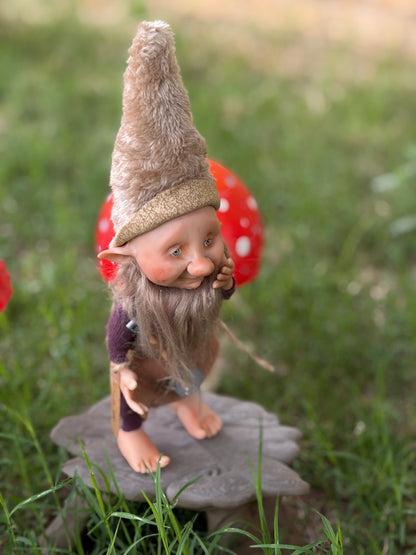 Duende artesanal articulado, figura de duende del bosque, muñeco artesanal coleccionable. Mide aproximadamente 25 cm.