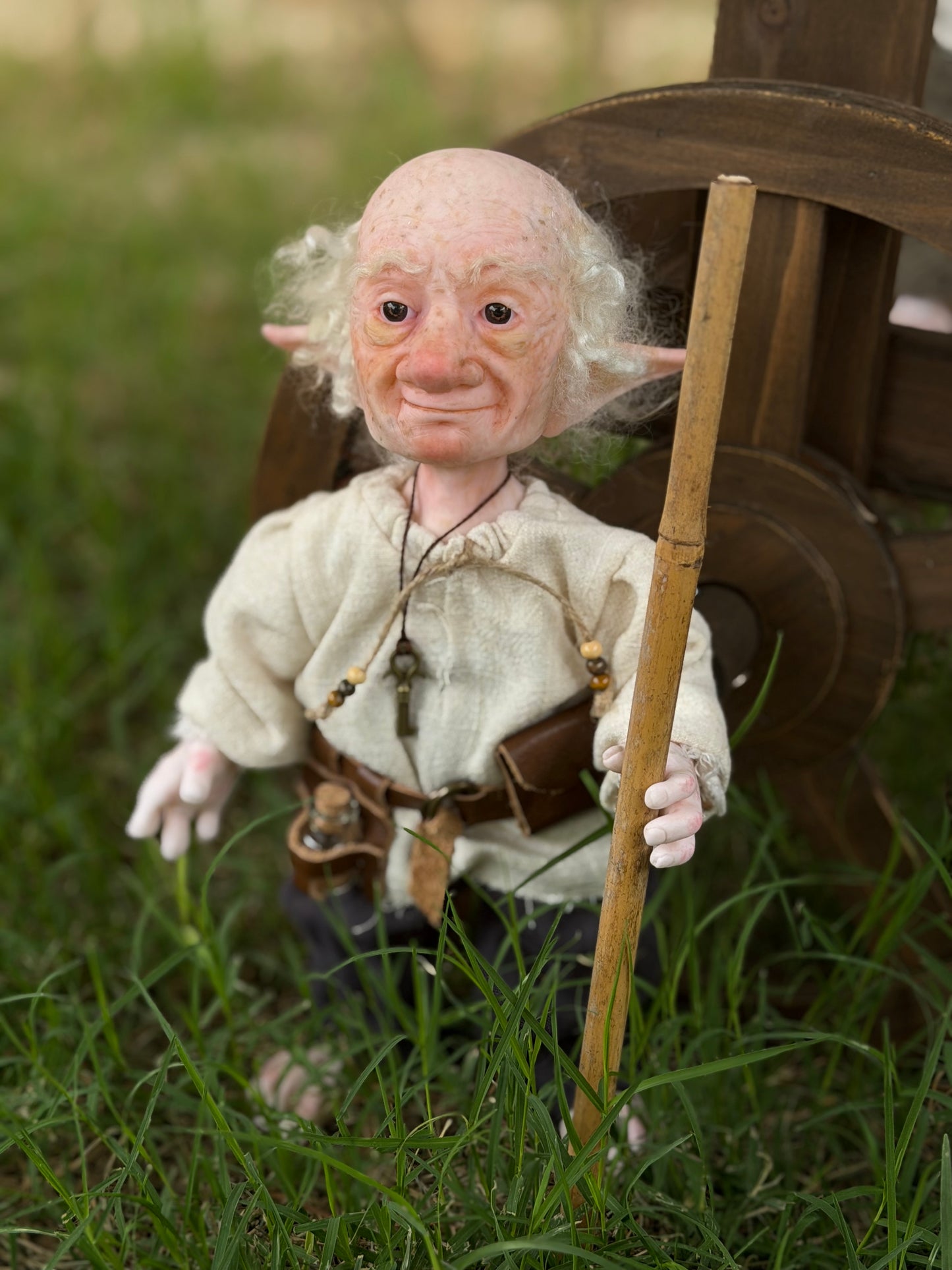 Eldrin, el Guardián de las Llaves – Duende de Colección Realista (Abrecaminos y Protector) Muñeco de Arte Fantástico, figura de colección. Mide 28 cm aproximadamente ( 10.5 pulgadas )