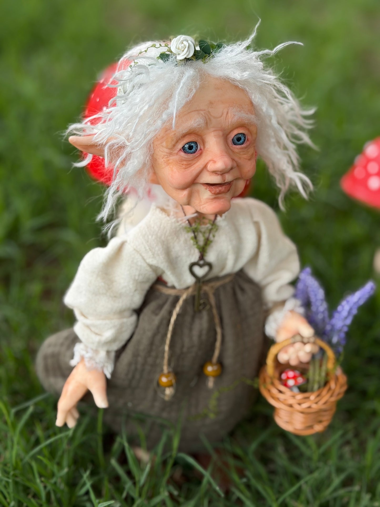 Gisela guardiana del bosque profundo, duende anciana de las flores y secretos del bosque