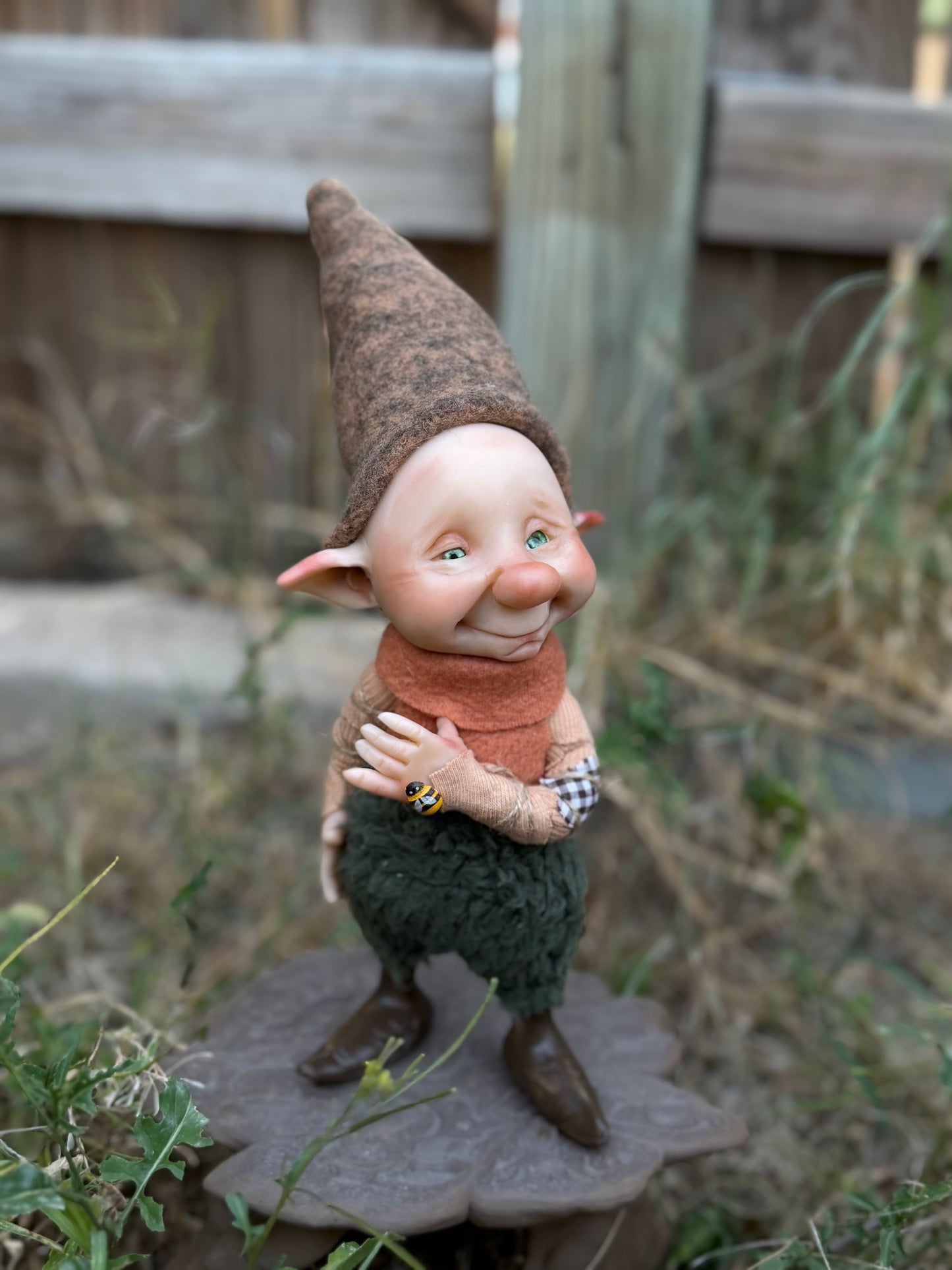 Duende artesanal articulado, figura de duende del bosque, muñeco artesanal coleccionable. Mide aproximadamente 25 cm. Modelo 2