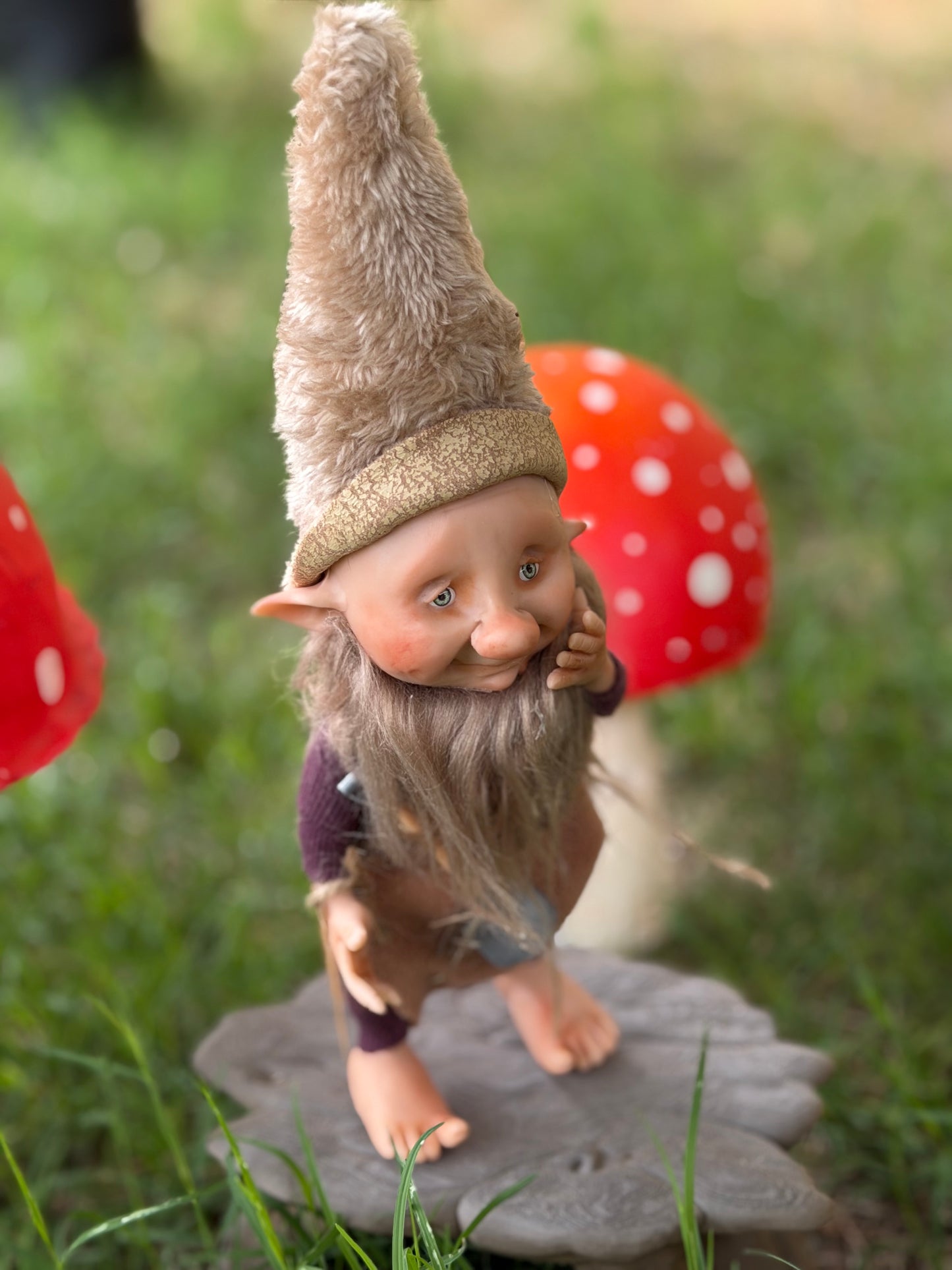 Duende artesanal articulado, figura de duende del bosque, muñeco artesanal coleccionable. Mide aproximadamente 25 cm.