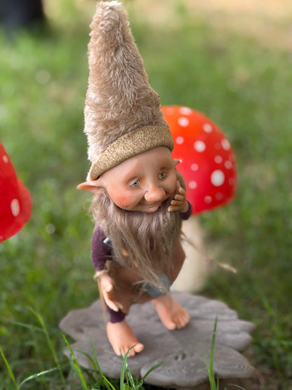 Duende artesanal articulado, figura de duende del bosque, muñeco artesanal coleccionable. Mide aproximadamente 25 cm.