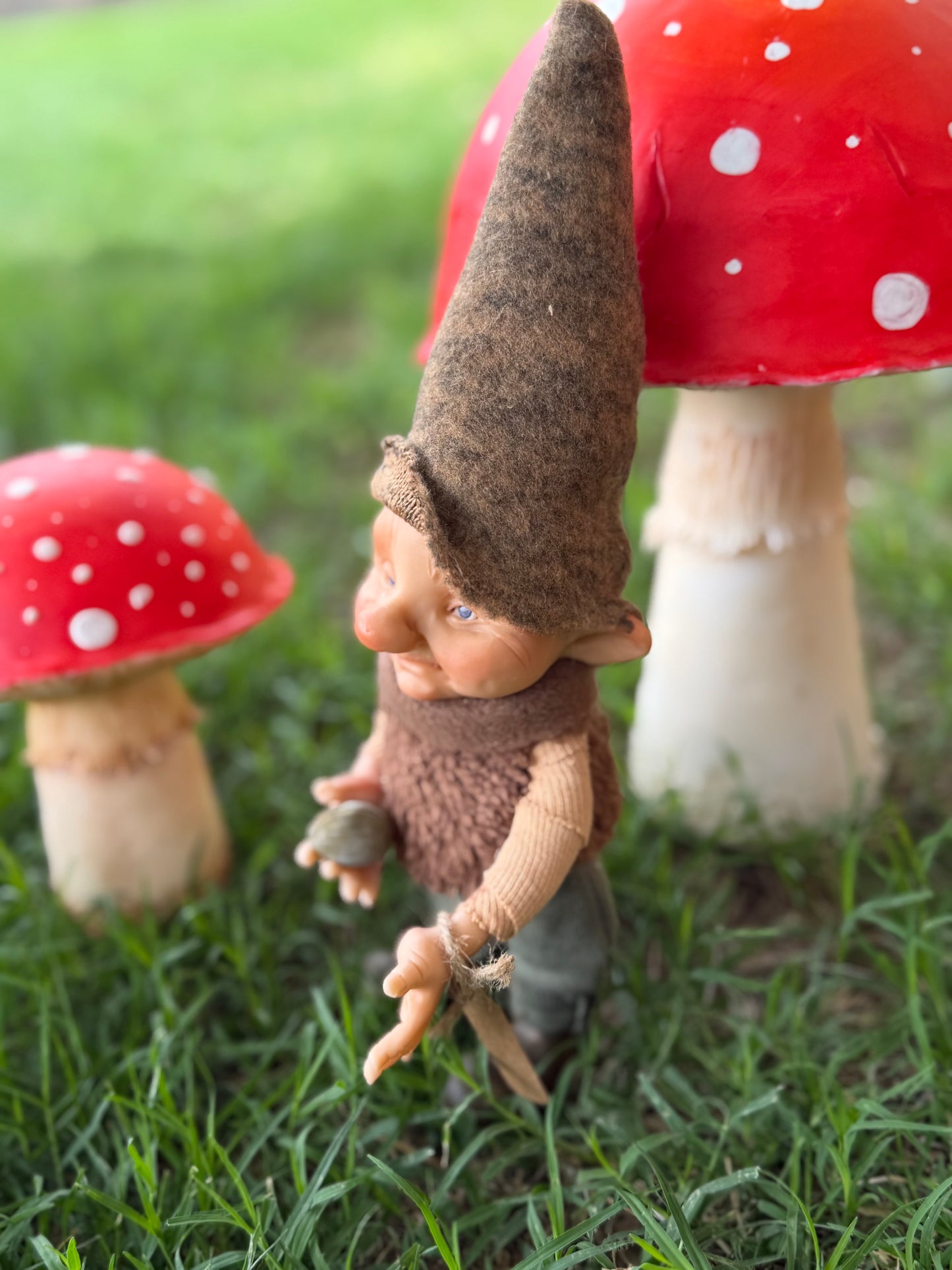 Duende artesanal articulado, figura de duende del bosque, muñeco artesanal coleccionable. Mide aproximadamente 25 cm.