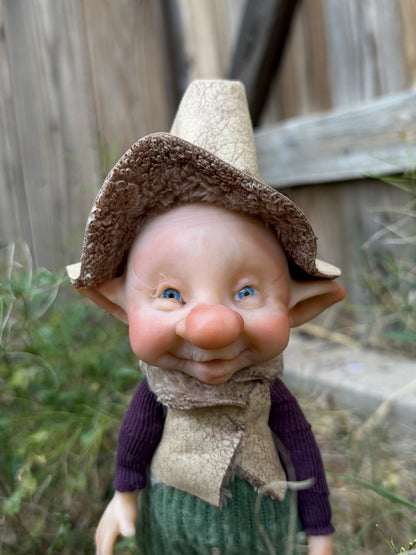 Duende artesanal articulado, figura de duende del bosque, muñeco artesanal coleccionable. Mide aproximadamente 25 cm. Modelo 9