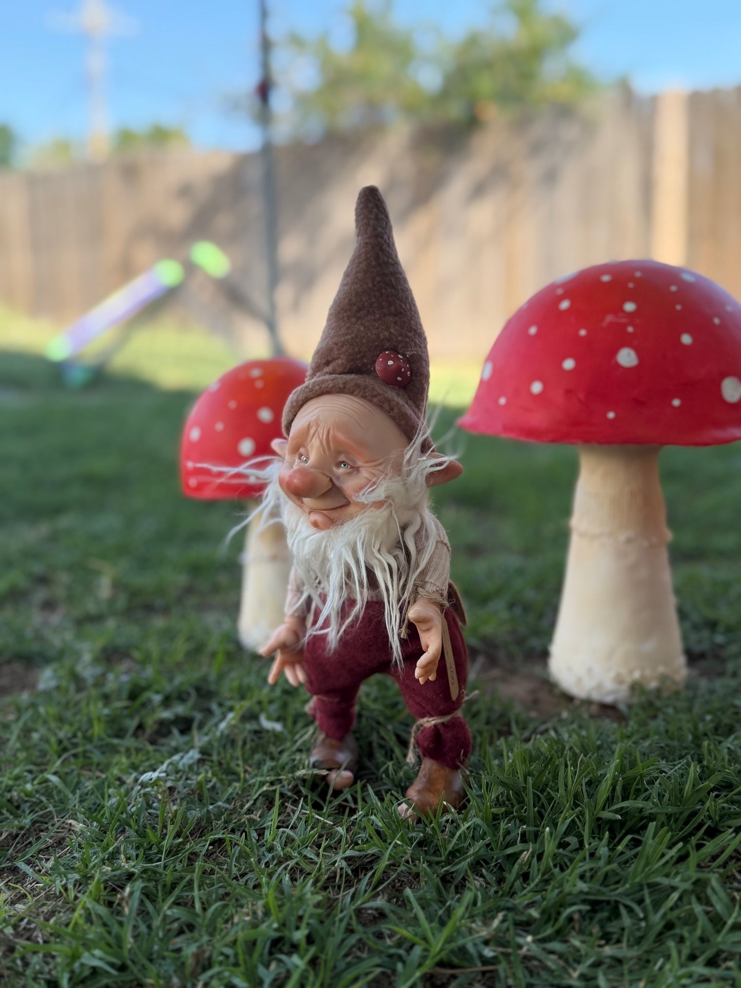 Duende artesanal articulado, figura de duende del bosque, muñeco artesanal coleccionable. Mide aproximadamente 25 cm.