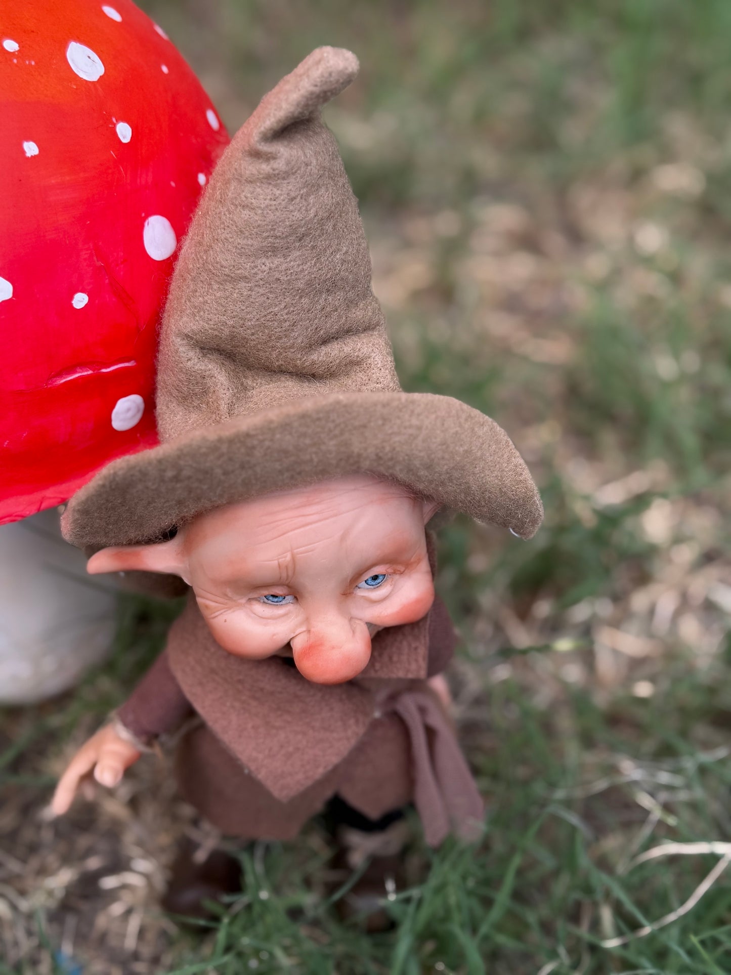 Duende artesanal articulado, figura de duende del bosque, muñeco artesanal coleccionable. Mide aproximadamente 25 cm.