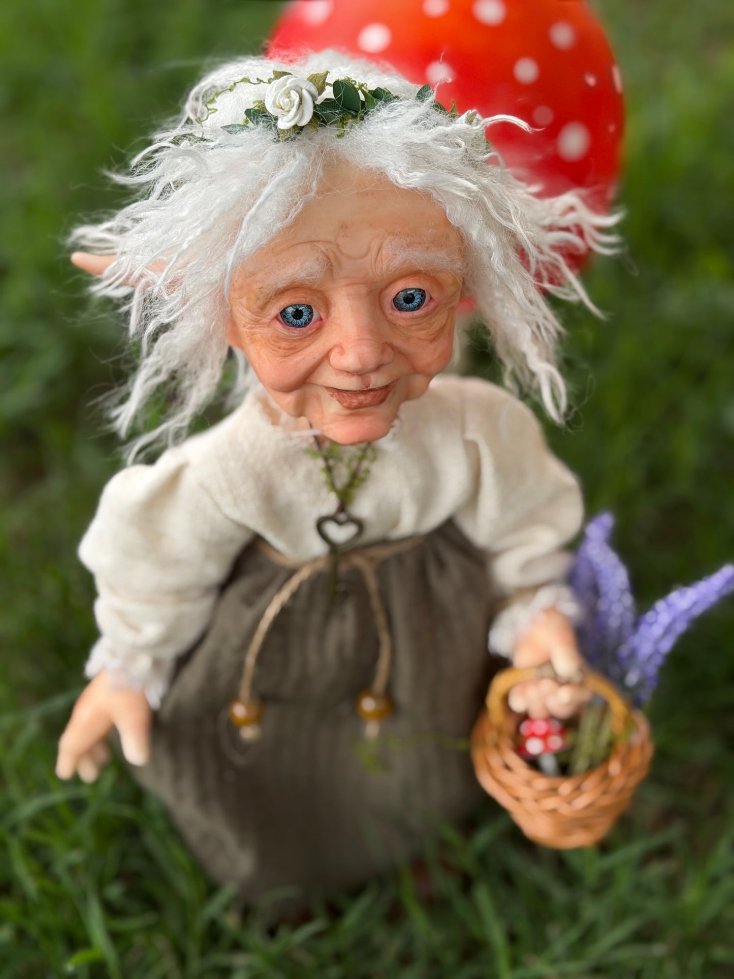 Gisela guardiana del bosque profundo, duende anciana de las flores y secretos del bosque