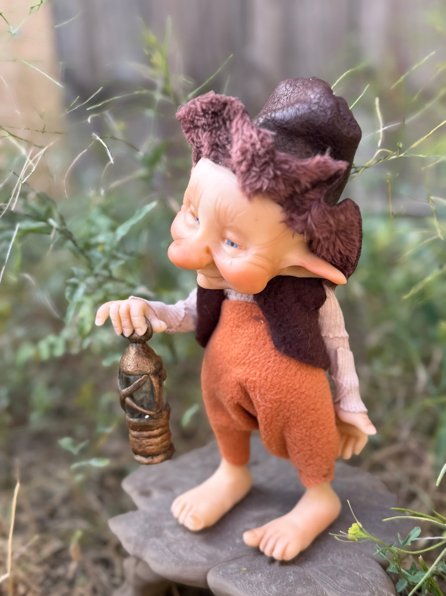 Duende artesanal articulado, figura de duende del bosque, muñeco artesanal coleccionable. Mide aproximadamente 25 cm. Modelo 22