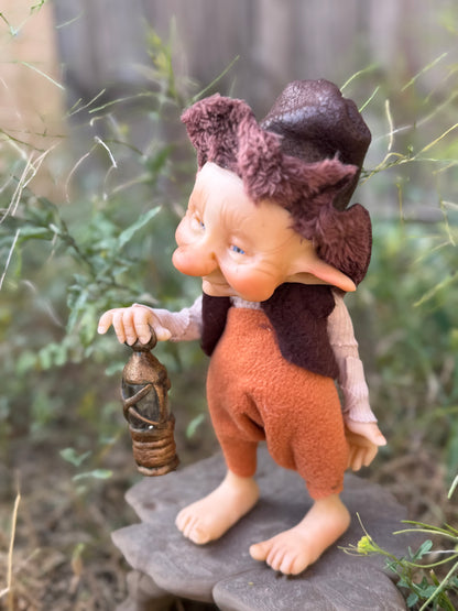 Duende artesanal articulado, figura de duende del bosque, muñeco artesanal coleccionable. Mide aproximadamente 25 cm. Modelo 22