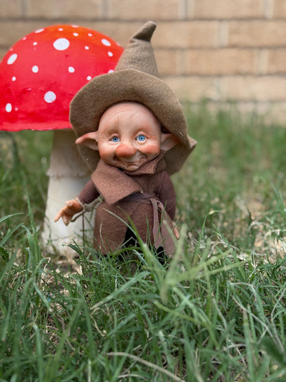 Duende artesanal articulado, figura de duende del bosque, muñeco artesanal coleccionable. Mide aproximadamente 25 cm.