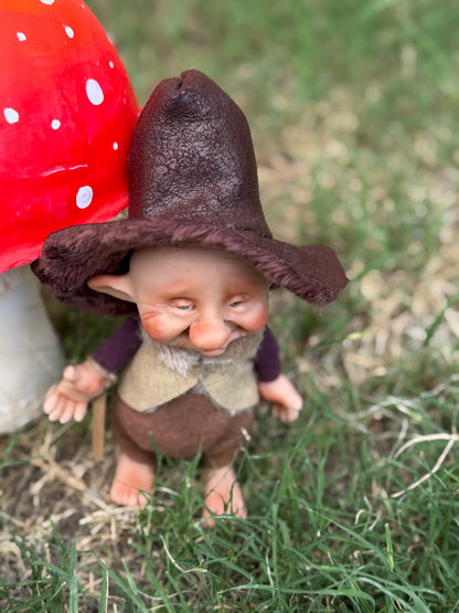 Duende artesanal articulado, figura de duende del bosque, muñeco artesanal coleccionable. Mide aproximadamente 25 cm.