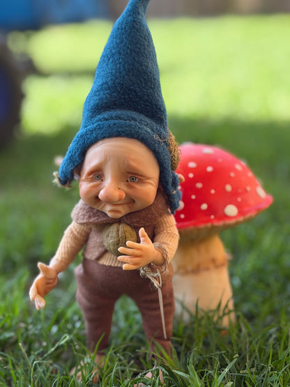 Duende artesanal articulado, figura de duende del bosque, muñeco artesanal coleccionable. Mide aproximadamente 25 cm.