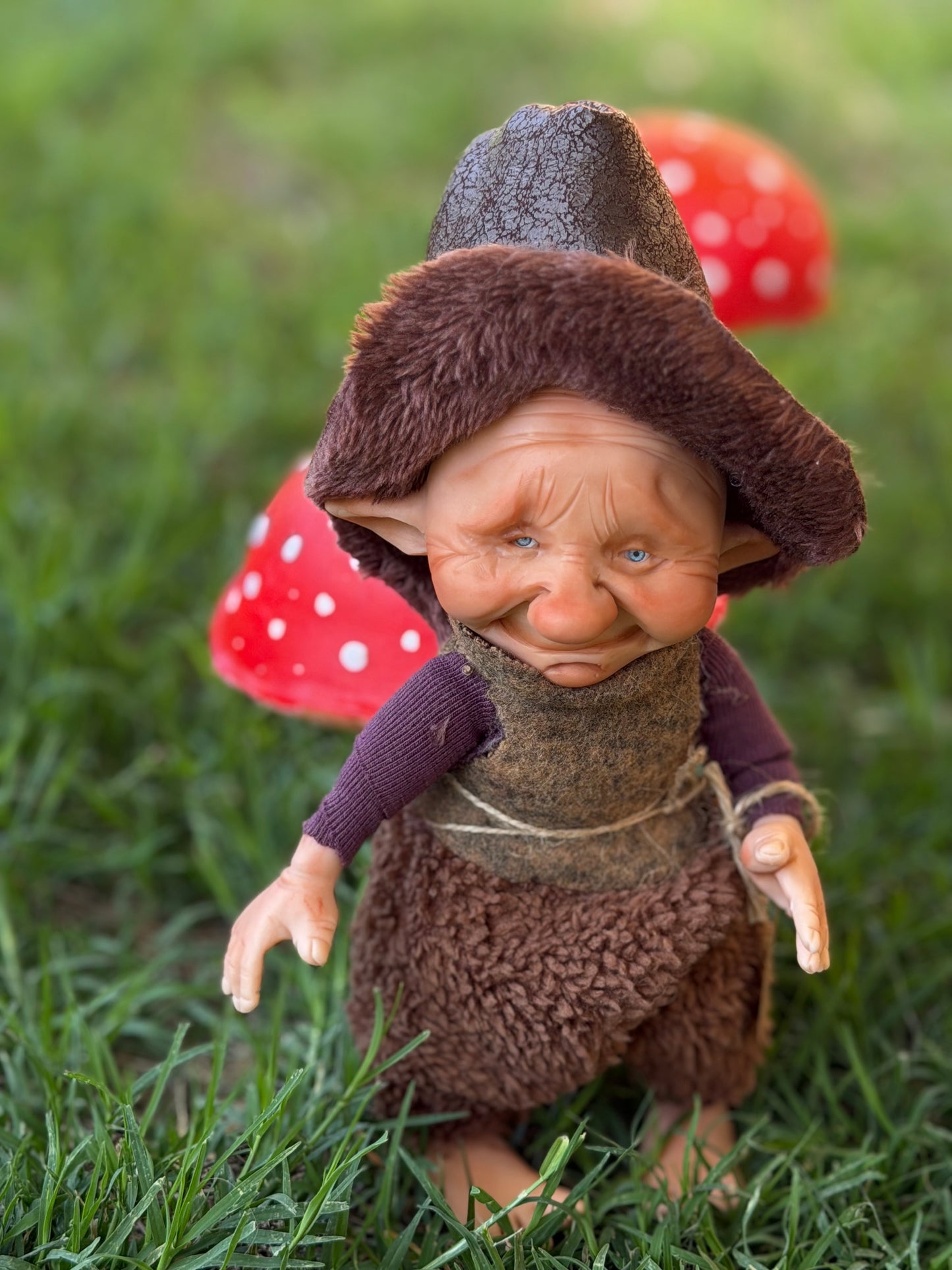 Duende artesanal articulado, figura de duende del bosque, muñeco artesanal coleccionable. Mide aproximadamente 25 cm.