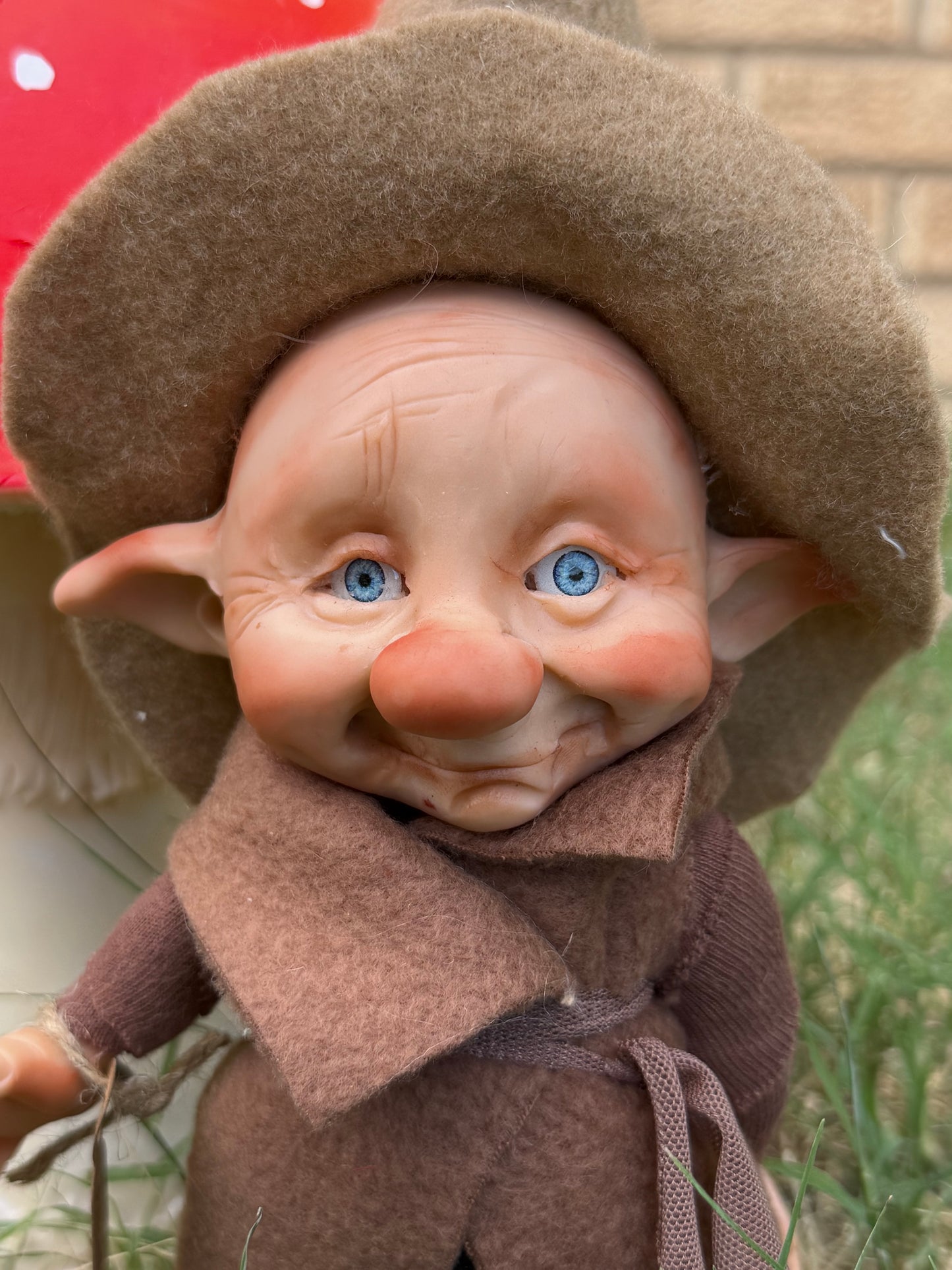 Duende artesanal articulado, figura de duende del bosque, muñeco artesanal coleccionable. Mide aproximadamente 25 cm.