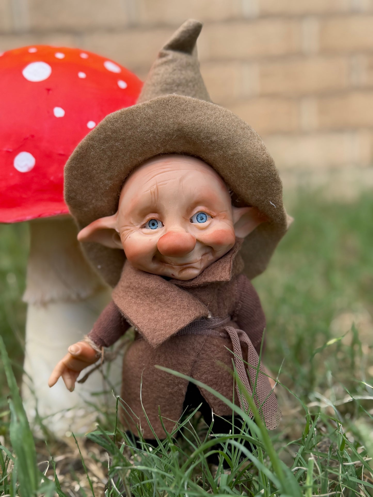 Duende artesanal articulado, figura de duende del bosque, muñeco artesanal coleccionable. Mide aproximadamente 25 cm.