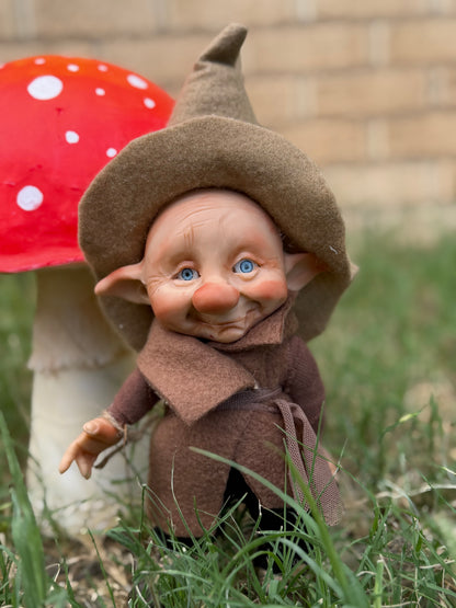Duende artesanal articulado, figura de duende del bosque, muñeco artesanal coleccionable. Mide aproximadamente 25 cm.