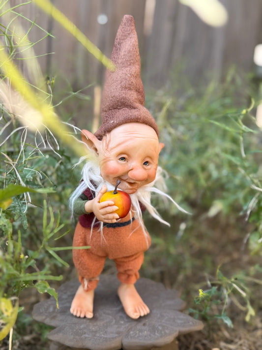 Duende artesanal articulado, figura de duende del bosque, muñeco artesanal coleccionable. Mide aproximadamente 25 cm. Modelo 24