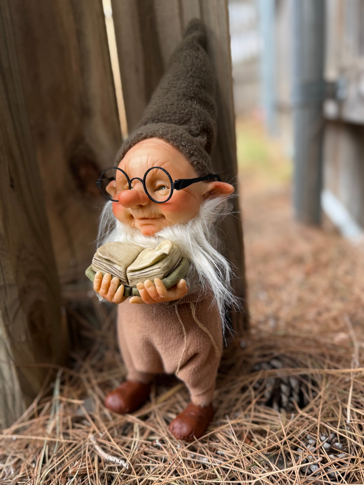 Duende Sabio del Bosque Ancestral | Guardián de la Sabiduría | Duende Artesanal de 30 cm