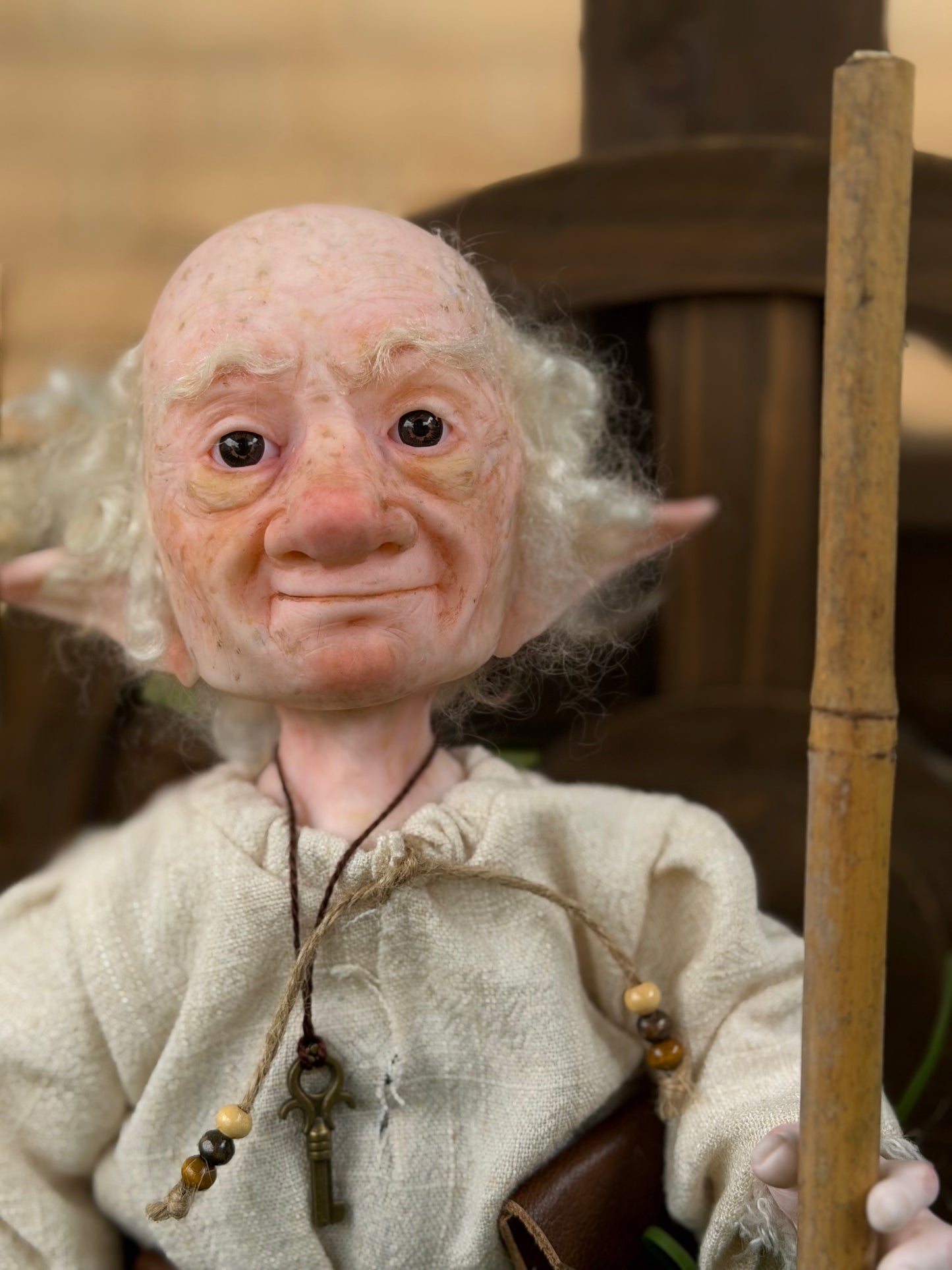 Eldrin, el Guardián de las Llaves – Duende de Colección Realista (Abrecaminos y Protector) Muñeco de Arte Fantástico, figura de colección. Mide 28 cm aproximadamente ( 10.5 pulgadas )