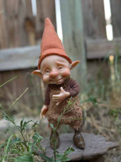 Duende artesanal articulado, figura de duende del bosque, muñeco artesanal coleccionable. Mide aproximadamente 25 cm.