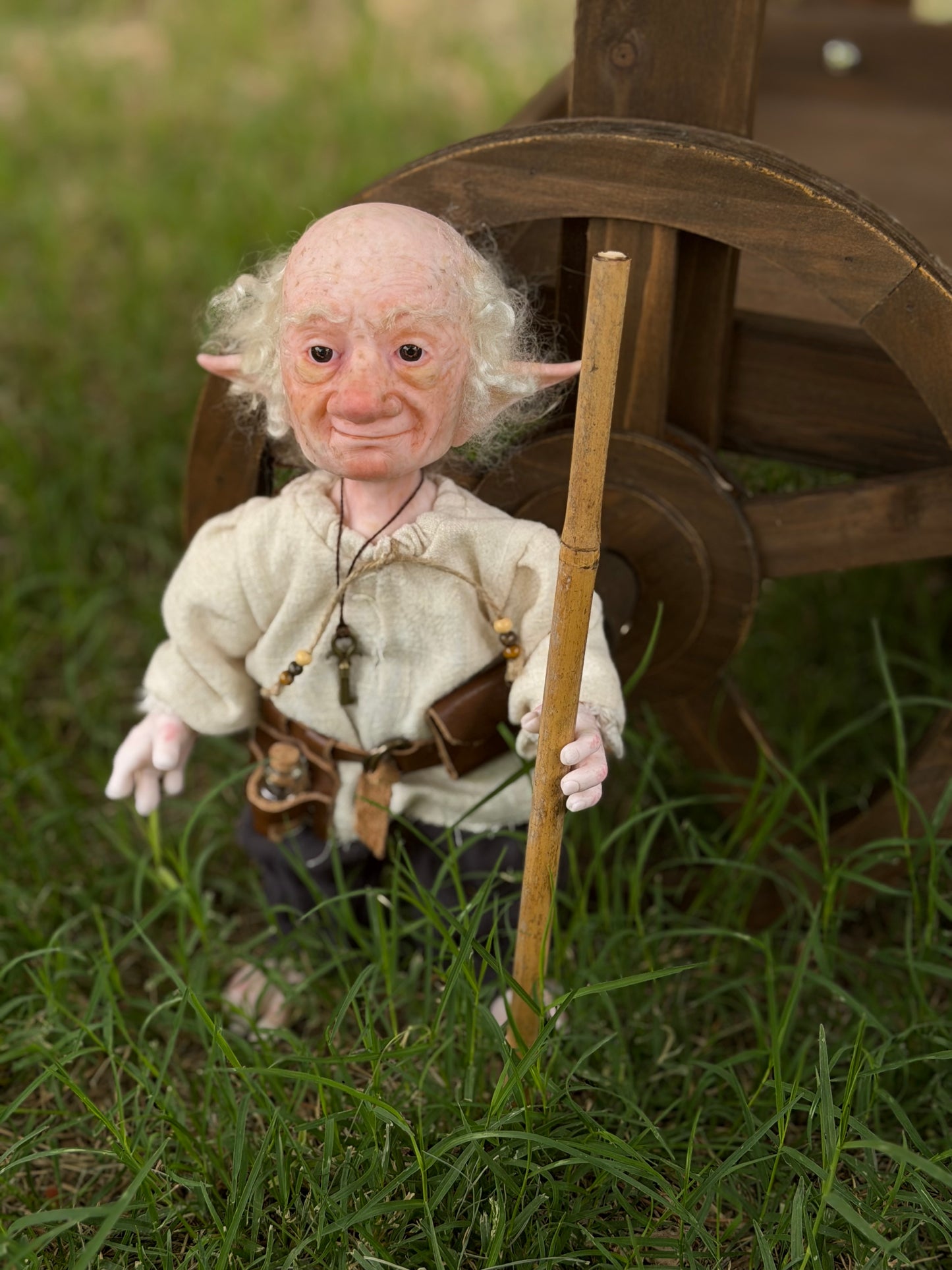Eldrin, el Guardián de las Llaves – Duende de Colección Realista (Abrecaminos y Protector) Muñeco de Arte Fantástico, figura de colección. Mide 28 cm aproximadamente ( 10.5 pulgadas )