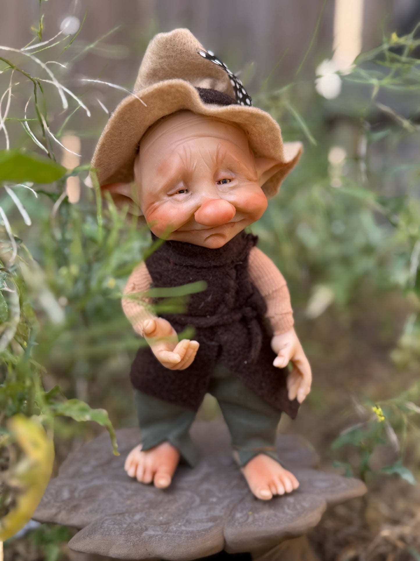 Duende artesanal articulado, figura de duende del bosque, muñeco artesanal coleccionable. Mide aproximadamente 25 cm. Modelo 18