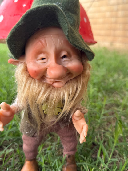 Duende de la buena suerte y fortuna, leprechaun del bosque mágico. Duende artesanal articulado, figura de duende del bosque, muñeco artesanal coleccionable. Mide aproximadamente 25 cm.