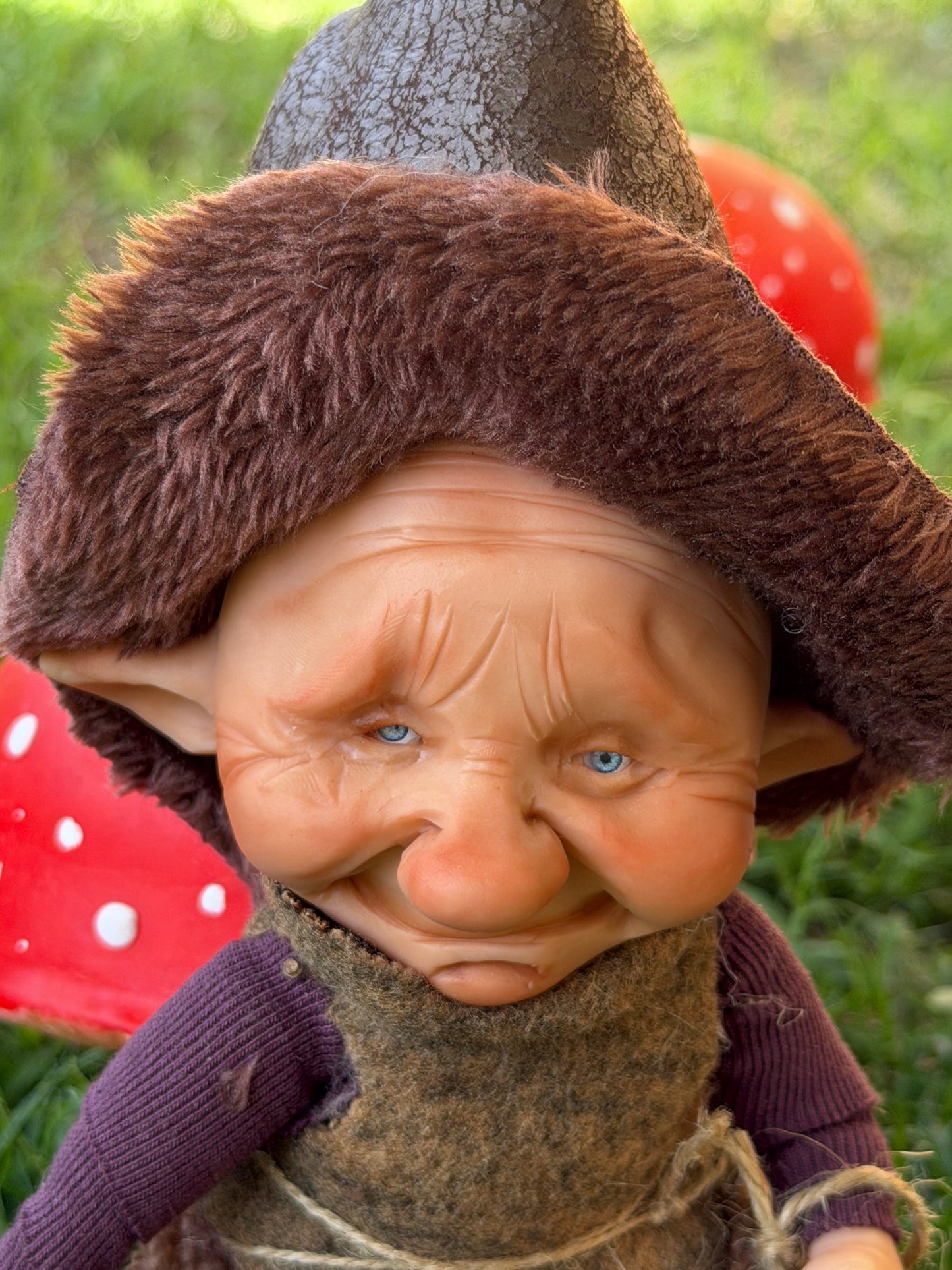 Duende artesanal articulado, figura de duende del bosque, muñeco artesanal coleccionable. Mide aproximadamente 25 cm.