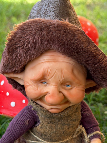 Duende artesanal articulado, figura de duende del bosque, muñeco artesanal coleccionable. Mide aproximadamente 25 cm.