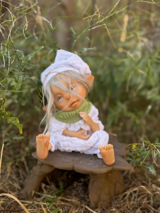 Duende de La Paz y la salud. Duende artesanal articulado, figura de duende del bosque, muñeco artesanal coleccionable. Mide aproximadamente 25 cm. Modelo 29