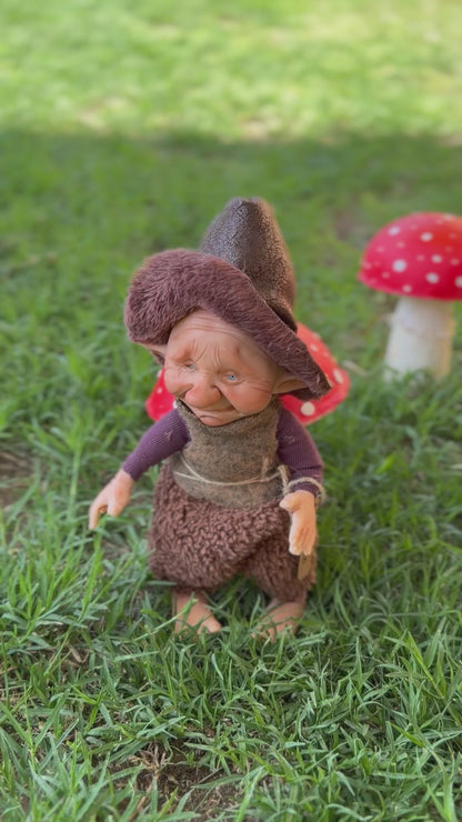 Duende artesanal articulado, figura de duende del bosque, muñeco artesanal coleccionable. Mide aproximadamente 25 cm.