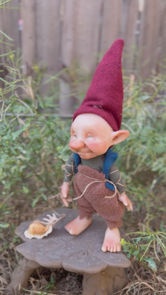 Duende con mascota caracol. Duende artesanal articulado, figura de duende del bosque, muñeco artesanal coleccionable. Mide aproximadamente 25 cm. Modelo 31