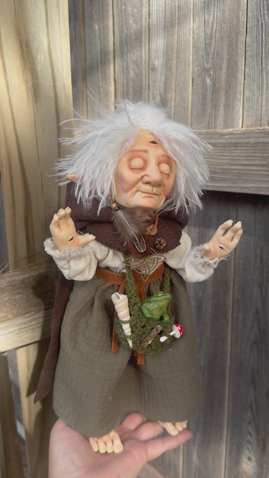 Dolores, Duende anciana del Oráculo