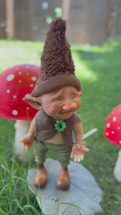 Duende caprichoso. Duende artesanal articulado, figura de duende del bosque, muñeco artesanal coleccionable. Mide aproximadamente 25 cm.