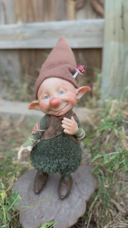 Duende artesanal articulado, figura de duende del bosque, muñeco artesanal coleccionable. Mide aproximadamente 25 cm. Modelo 8