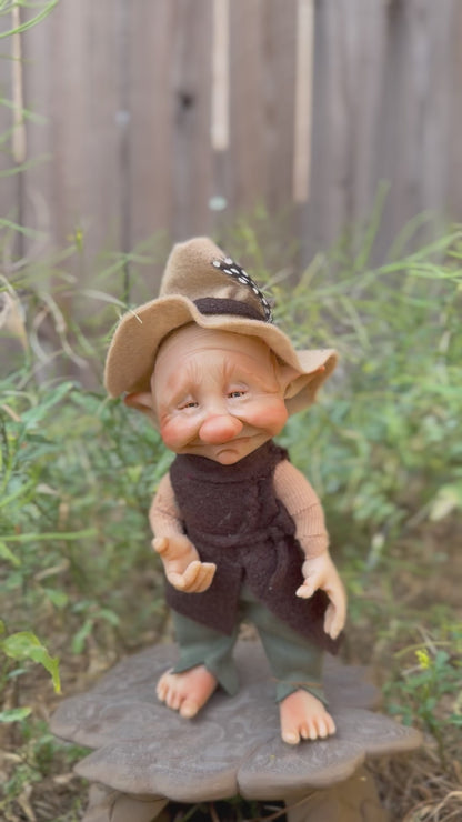 Duende artesanal articulado, figura de duende del bosque, muñeco artesanal coleccionable. Mide aproximadamente 25 cm. Modelo 18