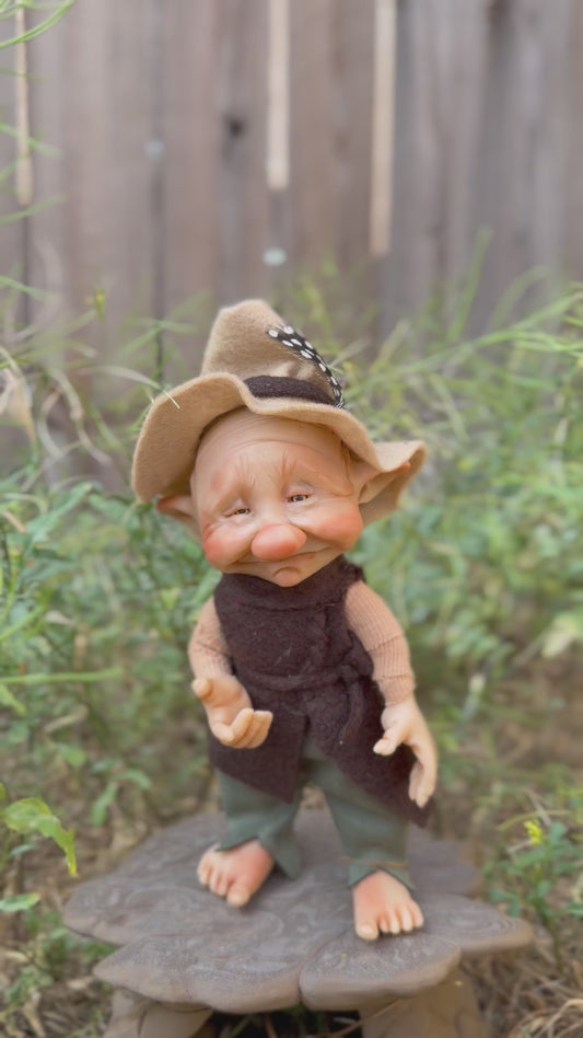 Duende artesanal articulado, figura de duende del bosque, muñeco artesanal coleccionable. Mide aproximadamente 25 cm. Modelo 18