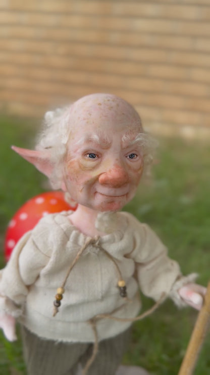 Benito, Duende Guía de Senderos y Sueños. Duende realista hecho a mano, mide 28 cm de alto.