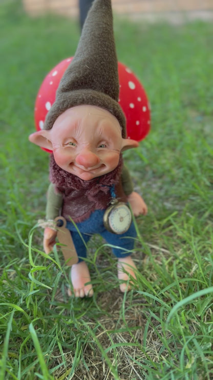 Duende artesanal articulado, figura de duende del bosque, muñeco artesanal coleccionable. Mide aproximadamente 25 cm.
