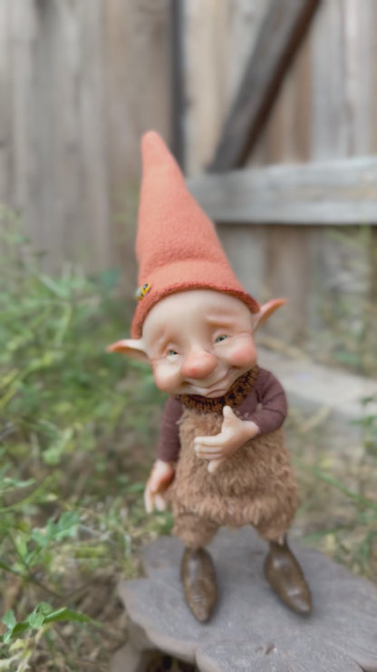 Duende artesanal articulado, figura de duende del bosque, muñeco artesanal coleccionable. Mide aproximadamente 25 cm.