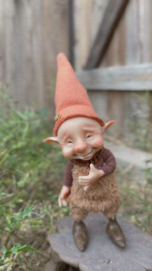 Duende artesanal articulado, figura de duende del bosque, muñeco artesanal coleccionable. Mide aproximadamente 25 cm.