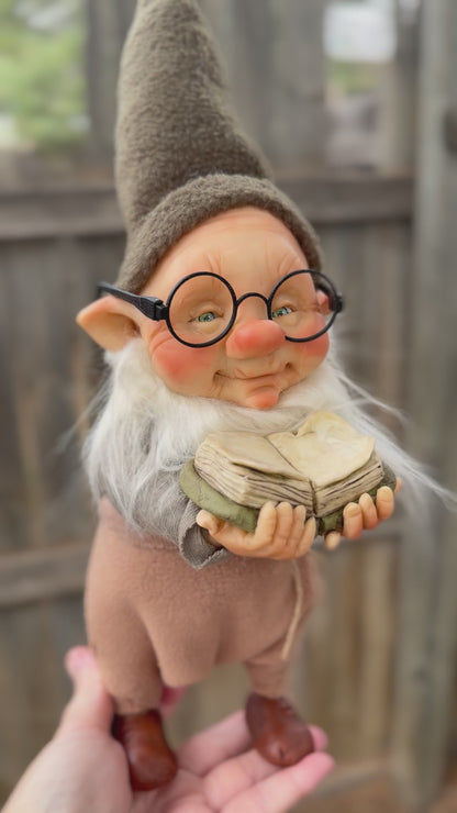 Duende Sabio del Bosque Ancestral | Guardián de la Sabiduría | Duende Artesanal de 30 cm