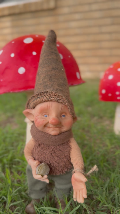 Duende artesanal articulado, figura de duende del bosque, muñeco artesanal coleccionable. Mide aproximadamente 25 cm.