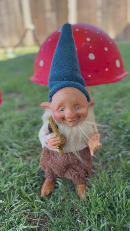 Duende artesanal articulado, figura de duende del bosque, muñeco artesanal coleccionable. Mide aproximadamente 25 cm.