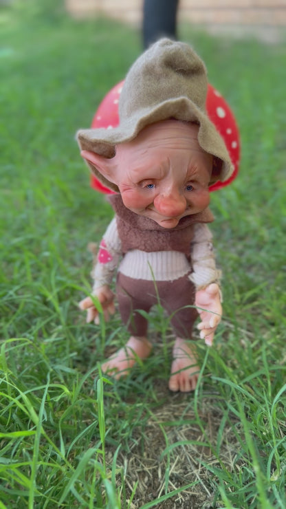 Duende artesanal articulado, figura de duende del bosque, muñeco artesanal coleccionable. Mide aproximadamente 25 cm.
